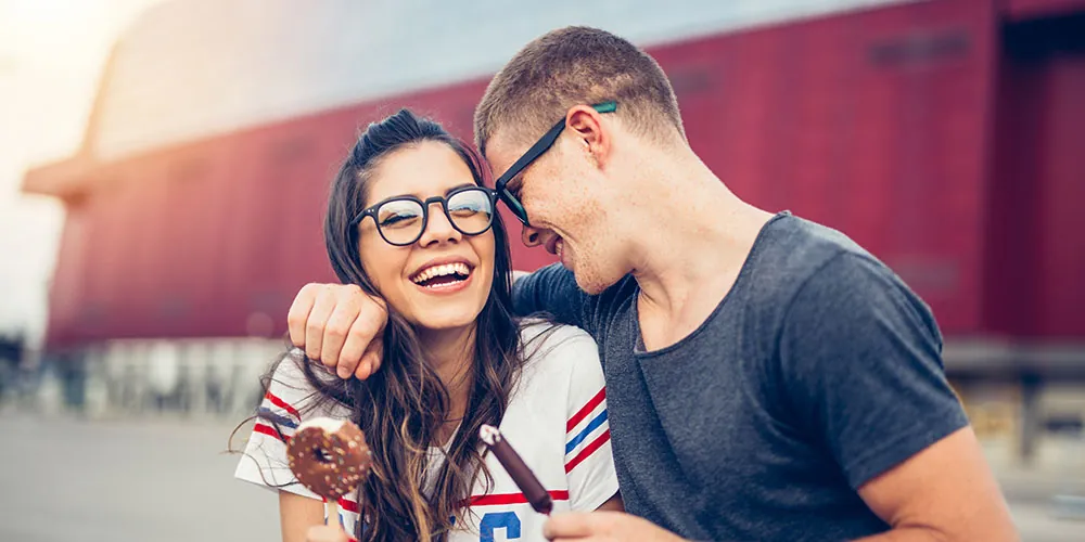 Dos adolescentes en una relación feliz y saludable.